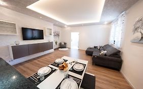 Ring48 City Living - modernes Wohnen mit Wohlfühlambiente mitten im Stadtzentrum - vollausgestattete Küche, Bad mit Duschbadewanne, Parkplatz